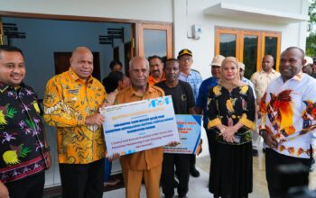 Dorong Industri Kehutanan Lokal, Gubernur Papua Serahkan Bantuan Kelompok Tani Hutan di Sarmi