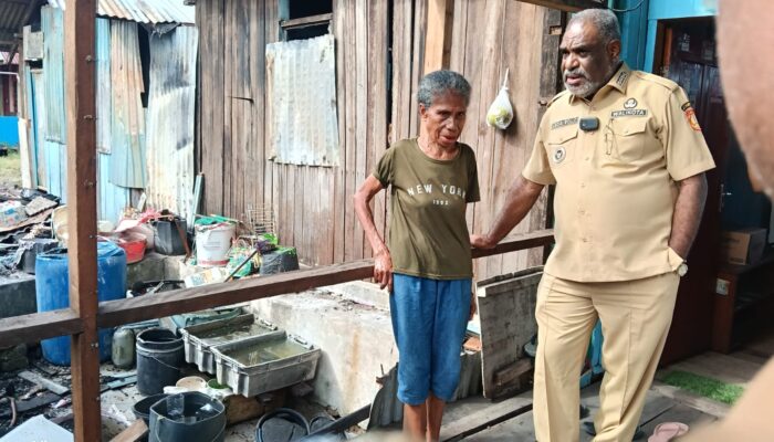 Wali Kota Jayapura Salurkan Bantuan Untuk Korban Kebakaran di Hamadi