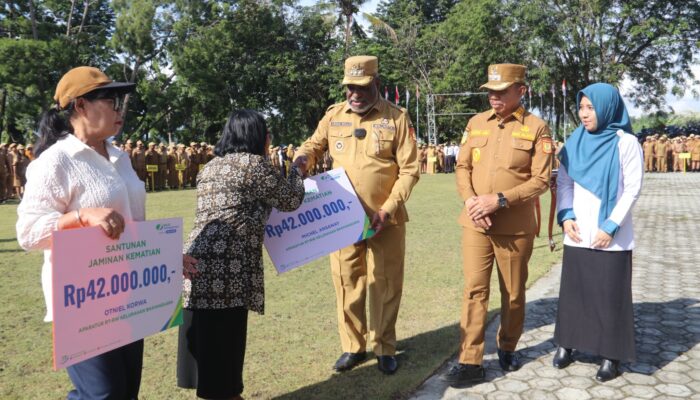 Lindungi Pekerja Rentan, Pemkot Jayapura dan BPJS Ketenagakerjaan Serahkan Santunan Rp42 Juta