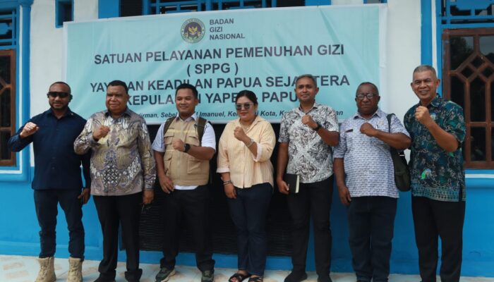 Tinjau Dapur MBG, Bupati Yapen Benyamin Arisoy Dan Anggota DPR RI Yan Mandenas Tegaskan Belanja Bahan Dari Lokal