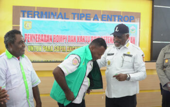 Tingkatkan Kesejahteraan dan Keselamatan, Wali Kota Jayapura Serahkan Rompi Operasional serta Perlindungan BPJS Ketenagakerjaan bagi Pengemudi Angkutan Umum