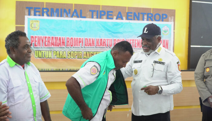 Tingkatkan Kesejahteraan dan Keselamatan, Wali Kota Jayapura Serahkan Rompi Operasional serta Perlindungan BPJS Ketenagakerjaan bagi Pengemudi Angkutan Umum