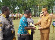 Wakil Wali Kota Rustan Saru Serahkan SK Pensiun dan Tabungan Hari Tua Kepada Empat ASN Purna Tugas Kota Jayapura