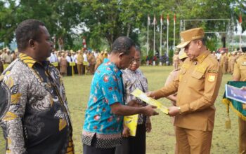 Wakil Wali Kota Rustan Saru Serahkan SK Pensiun dan Tabungan Hari Tua Kepada Empat ASN Purna Tugas Kota Jayapura