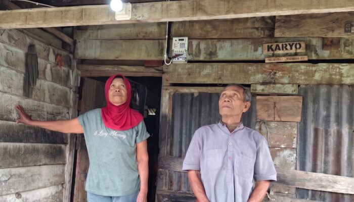 13 Tahun Berteman Pelita dan Teror Hewan Liar, Rumah Karyo Kini Benderang Berkat Light Up The Dream PLN