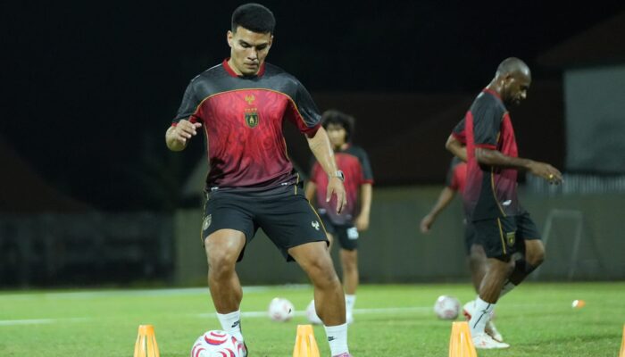 Resmi Berseragam Merah Hitam, Alessandro Ferreira Langsung Tampil di Latihan Perdana Persipura Jayapura