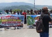 Aliansi Pemuda dan Masyarakat Papua Peduli Demokrasi datanggi Kantor Kejaksaan Tinggi Papua
